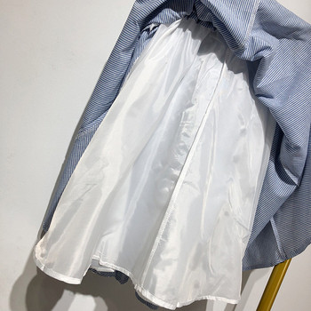 Kék színű, széles női szoknya gombokkal és gumírozott derékkal