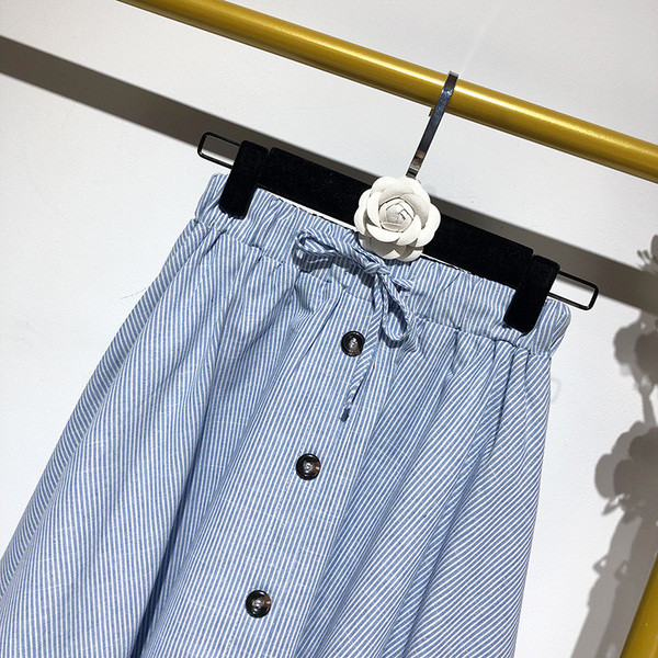 Kék színű, széles női szoknya gombokkal és gumírozott derékkal