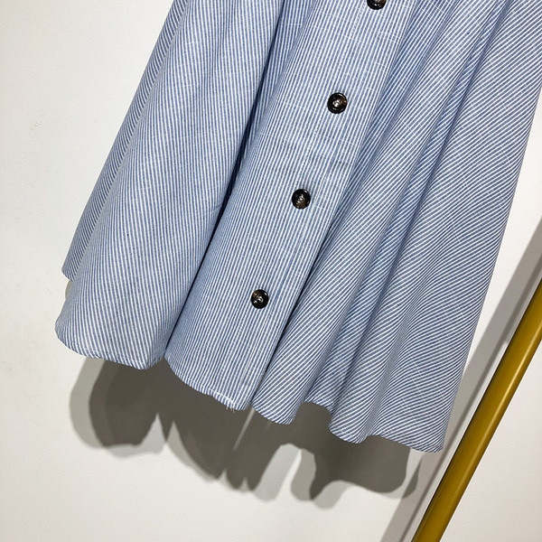 Kék színű, széles női szoknya gombokkal és gumírozott derékkal