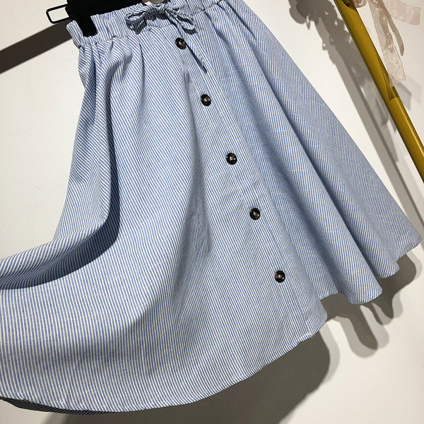 Kék színű, széles női szoknya gombokkal és gumírozott derékkal