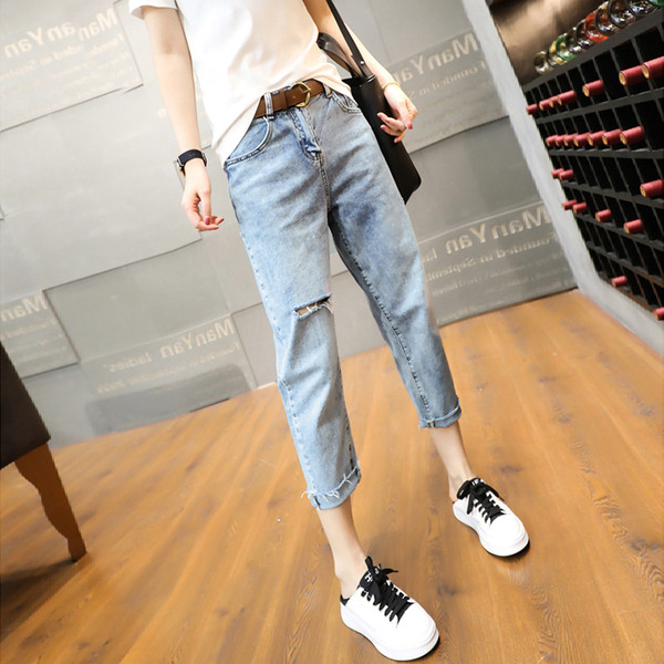 Alkalmi női farmer, világos színben, normál derékkal