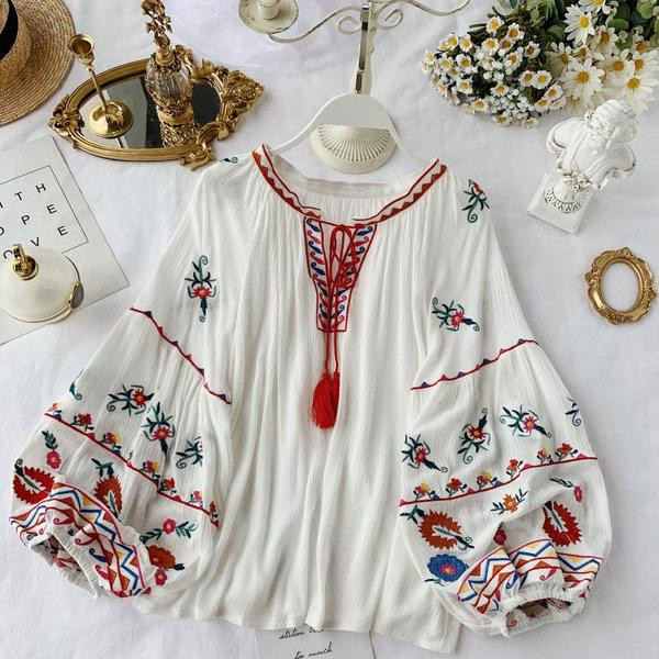 Női modern blúz széles ujjal és több színben hímzéssel