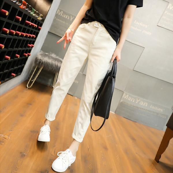 Modern női farmer fehér színben, normál derékkal