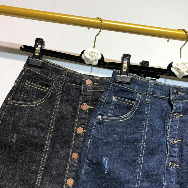 Női farmer rövid szoknya kék és fekete gombokkal