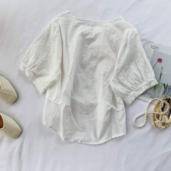 Stílusos női blúz rövid ujjal és 3D elemekkel, fehér színben