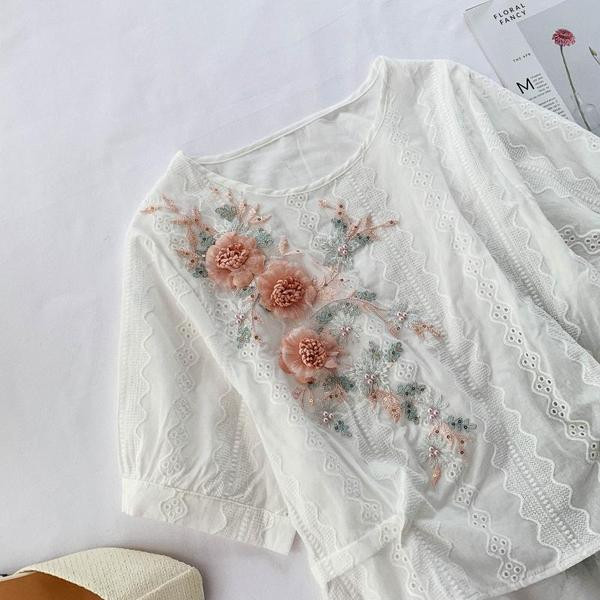 Stílusos női blúz rövid ujjal és 3D elemekkel, fehér színben