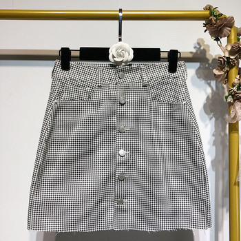 Kockás rövid szoknya gombokkal és zsebekkel
