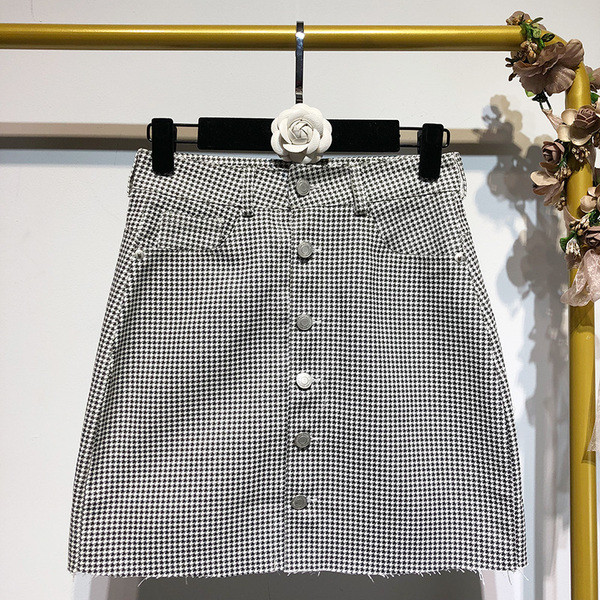 Kockás rövid szoknya gombokkal és zsebekkel