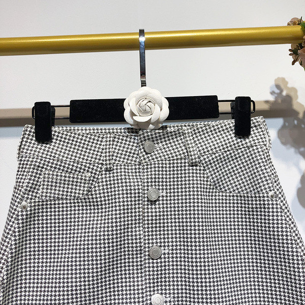 Kockás rövid szoknya gombokkal és zsebekkel