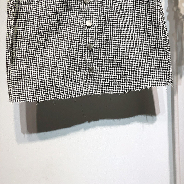 Kockás rövid szoknya gombokkal és zsebekkel