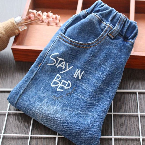 Modern, kék színű, rátéttel ellátott gyerekfarmer lányoknak