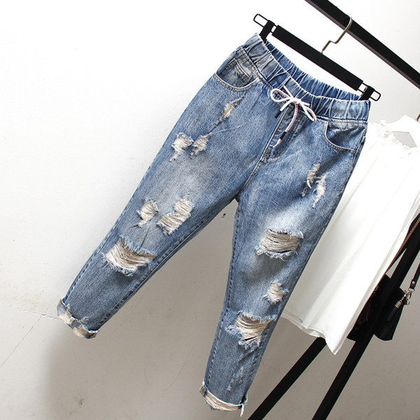 Aktuális női farmer gumírozott derékkal, szakadt motívumokkal