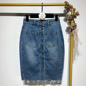 Kék farmerszoknya gombokkal és zsebekkel