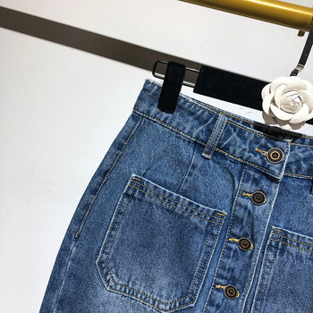 Kék farmerszoknya gombokkal és zsebekkel