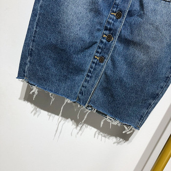 Kék farmerszoknya gombokkal és zsebekkel