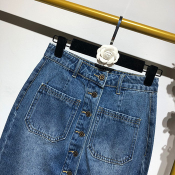 Kék farmerszoknya gombokkal és zsebekkel