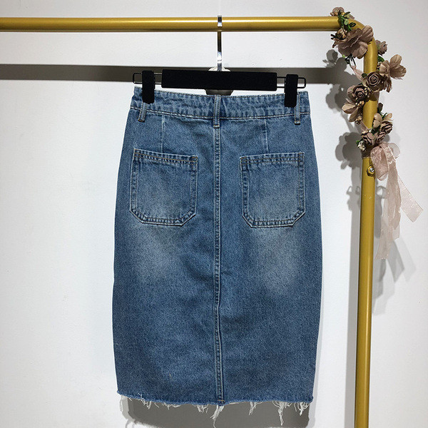 Kék farmerszoknya gombokkal és zsebekkel