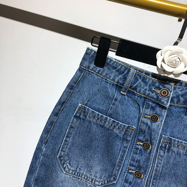 Kék farmerszoknya gombokkal és zsebekkel