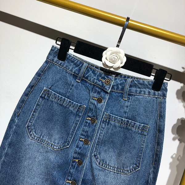 Kék farmerszoknya gombokkal és zsebekkel