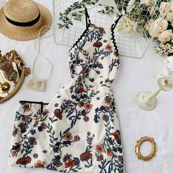 Hosszú női ruha vékony pántokkal, fehér színben, virágmintával