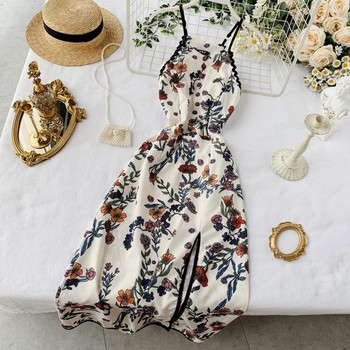 Hosszú női ruha vékony pántokkal, fehér színben, virágmintával