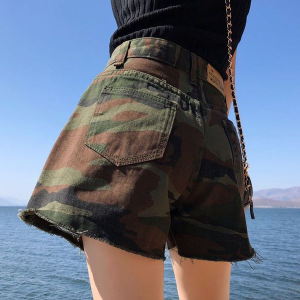 Jelenlegi női rövidnadrág - széles modell, magas derékkal