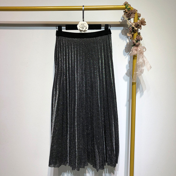 Hosszú redőzött szoknya fekete színben