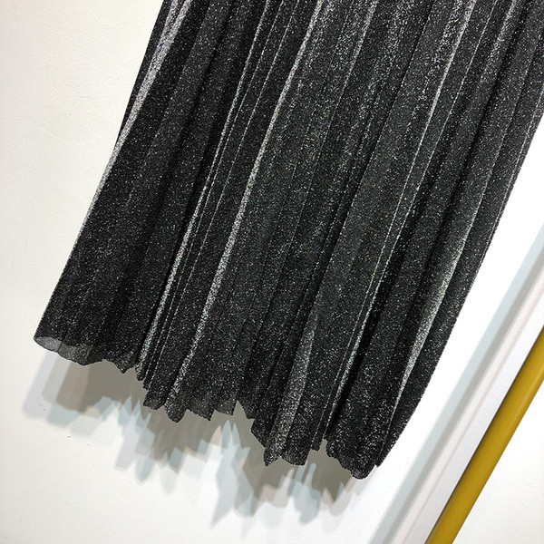 Hosszú redőzött szoknya fekete színben