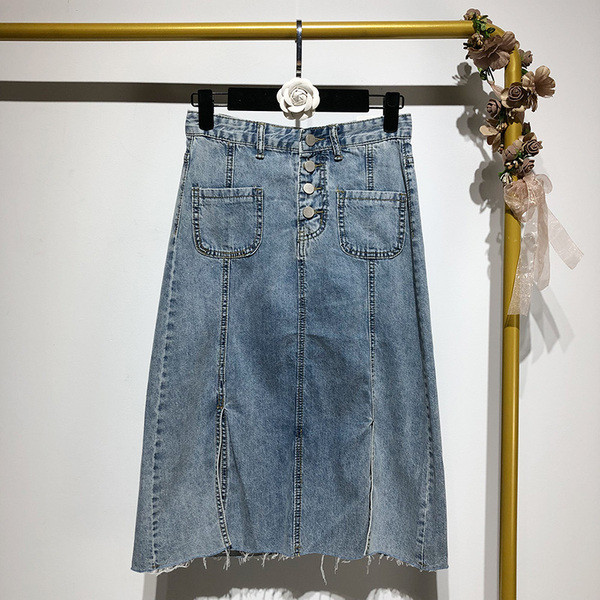 Hosszú farmerszoknya kék gombokkal és zsebekkel