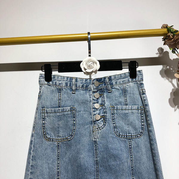 Hosszú farmerszoknya kék gombokkal és zsebekkel