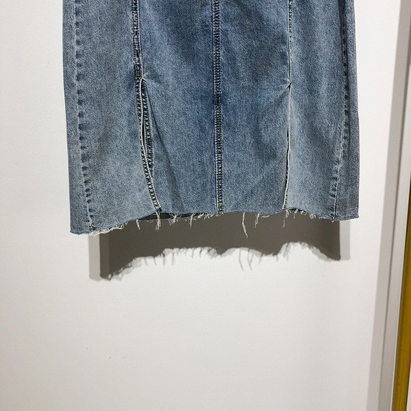 Hosszú farmerszoknya kék gombokkal és zsebekkel