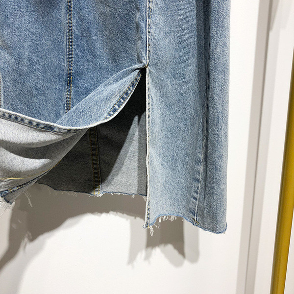 Hosszú farmerszoknya kék gombokkal és zsebekkel