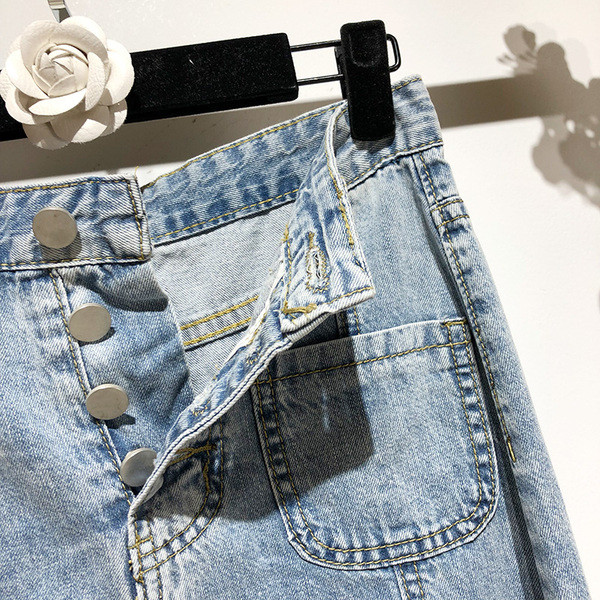 Hosszú farmerszoknya kék gombokkal és zsebekkel