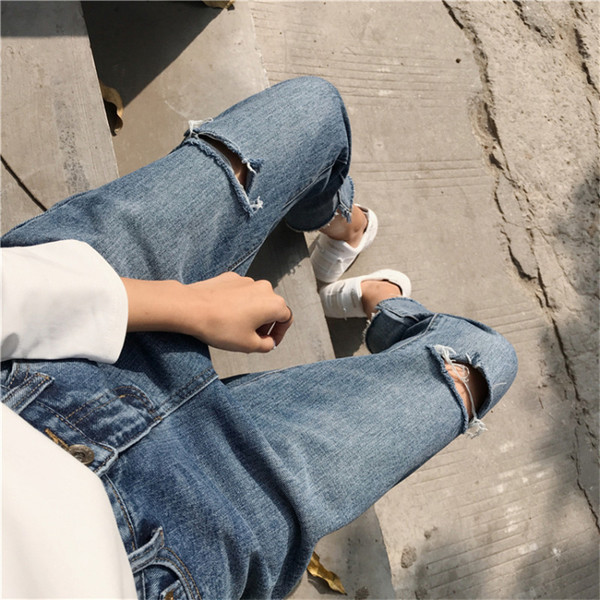 Lezser női farmer szakadt motívumokkal, világos színben