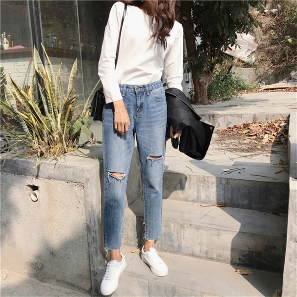 Lezser női farmer szakadt motívumokkal, világos színben