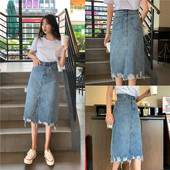 Modern női farmerszoknya magas derékkal, szakadt motívumokkal