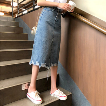 Modern női farmerszoknya magas derékkal, szakadt motívumokkal