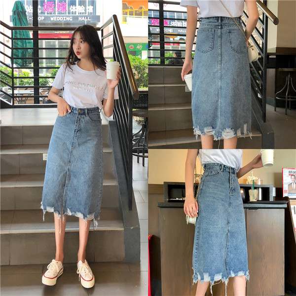 Modern női farmerszoknya magas derékkal, szakadt motívumokkal