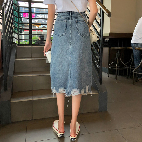 Modern női farmerszoknya magas derékkal, szakadt motívumokkal