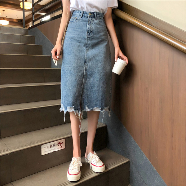 Modern női farmerszoknya magas derékkal, szakadt motívumokkal