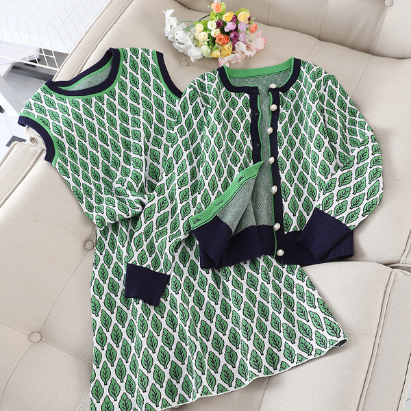 Stílusos női szett, mely egy kardigánt és egy ruhát tartalmaz két színben