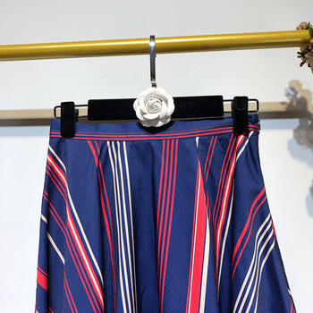 Hosszú, széles kék szoknya mintával