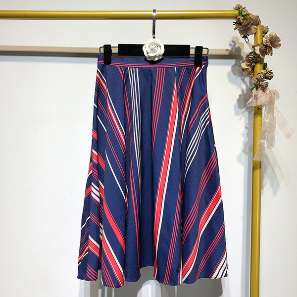 Hosszú, széles kék szoknya mintával