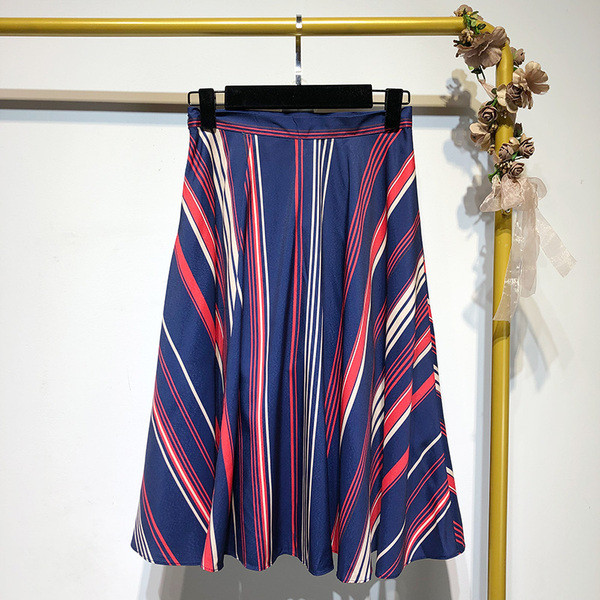 Hosszú, széles kék szoknya mintával