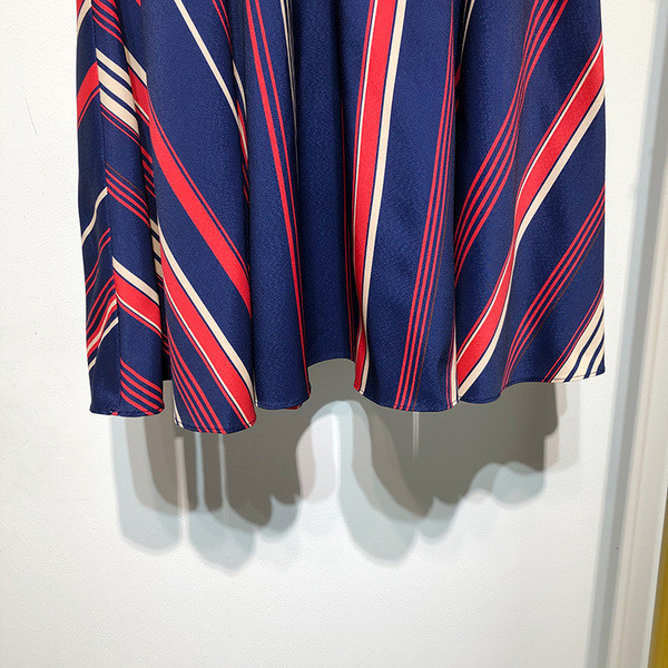 Hosszú, széles kék szoknya mintával