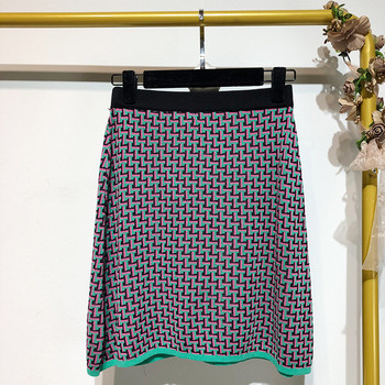 Vékony kötésből készült rövid szoknya mintás mintával