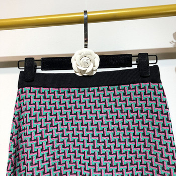 Vékony kötésből készült rövid szoknya mintás mintával