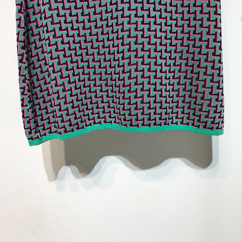 Vékony kötésből készült rövid szoknya mintás mintával