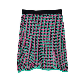 Vékony kötésből készült rövid szoknya mintás mintával