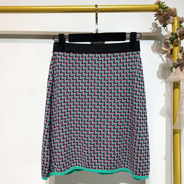 Vékony kötésből készült rövid szoknya mintás mintával